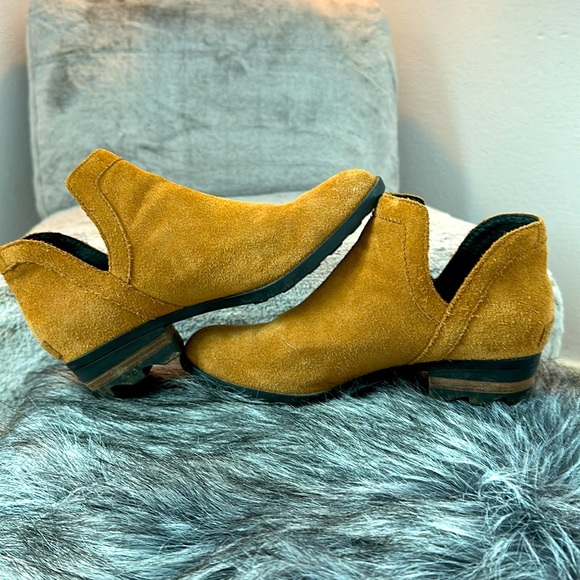 Sorel Lolla suede ankle bootie - perfect condition. - Picture 3 of 10